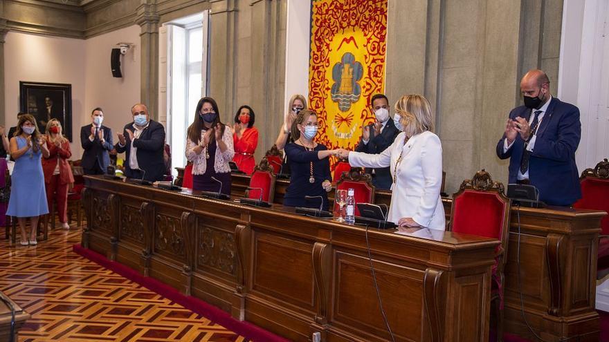 Arroyo y Castejón chocan el puño durante la investidura de la actual alcaldesa.