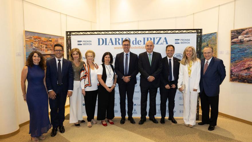 Directivos de Prensa Ibérica y Diario de Ibiza posan con los presidentes de los consells y alcaldes y alcaldesas.
