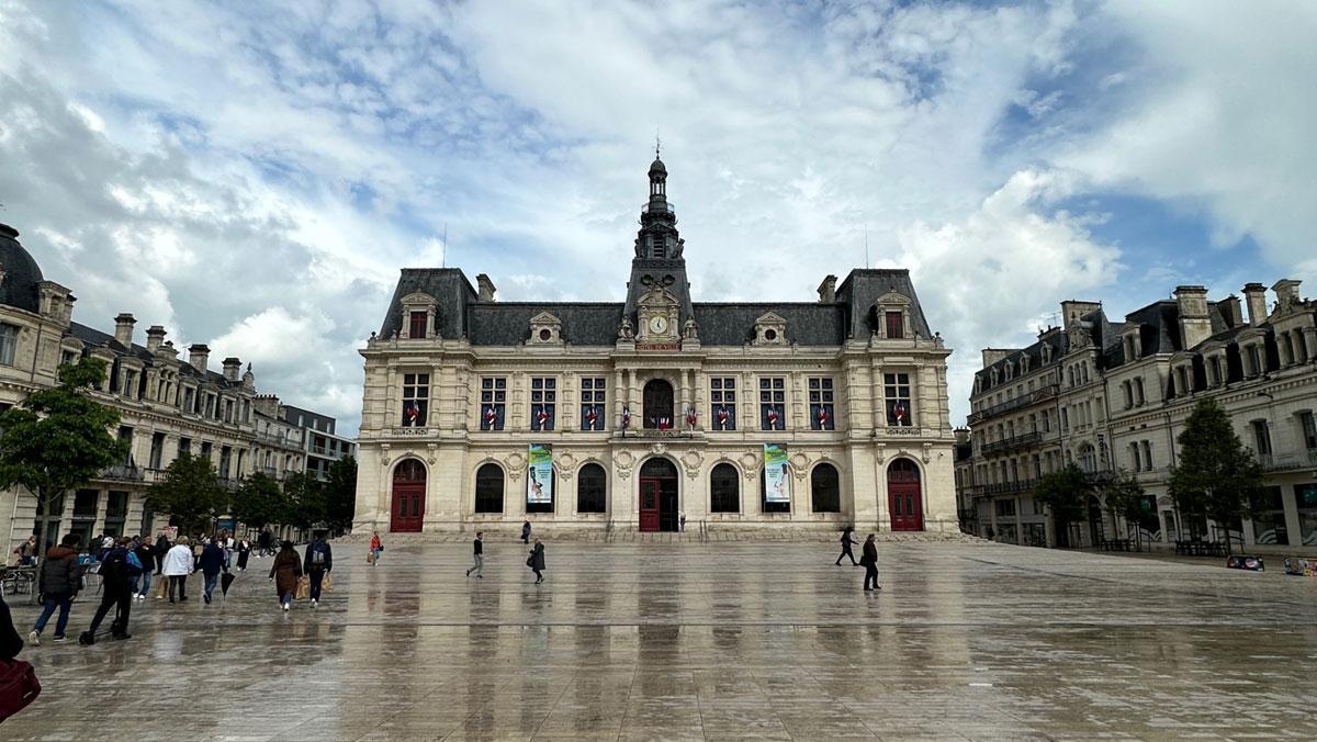 La plaza del Ayuntamiento de Poitiers.