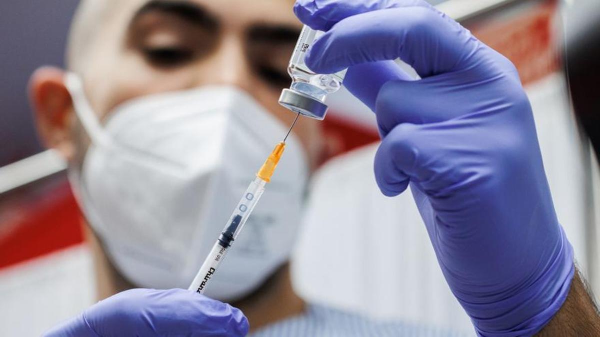 Un enfermero prepara una dosis de una vacuna covid en una imagen de archivo.