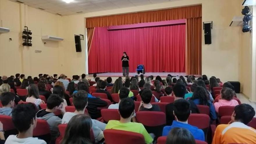 Alumnos reflexionan sobre el maltrato en clave teatral