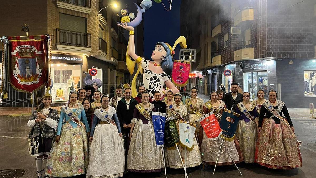 Las integrantes de la falla L'Ambient, junto a autoridades, delante de su monumento, que se ha llevado el primer premio del jurado.