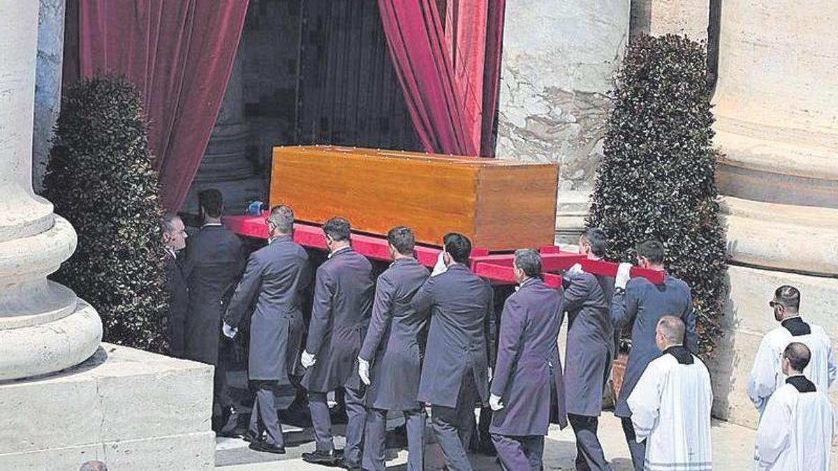 Los sediarios pontificios trasladan el féretro del papa Francisco durante su funeral en la plaza de San Pedro.