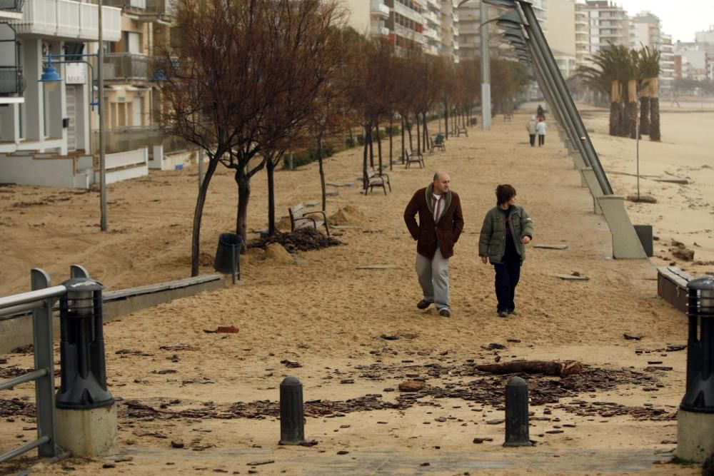 Gent passejant pel passeig de Sant Antoni de Calonge, convertit en una platja per la gran presència de sorra