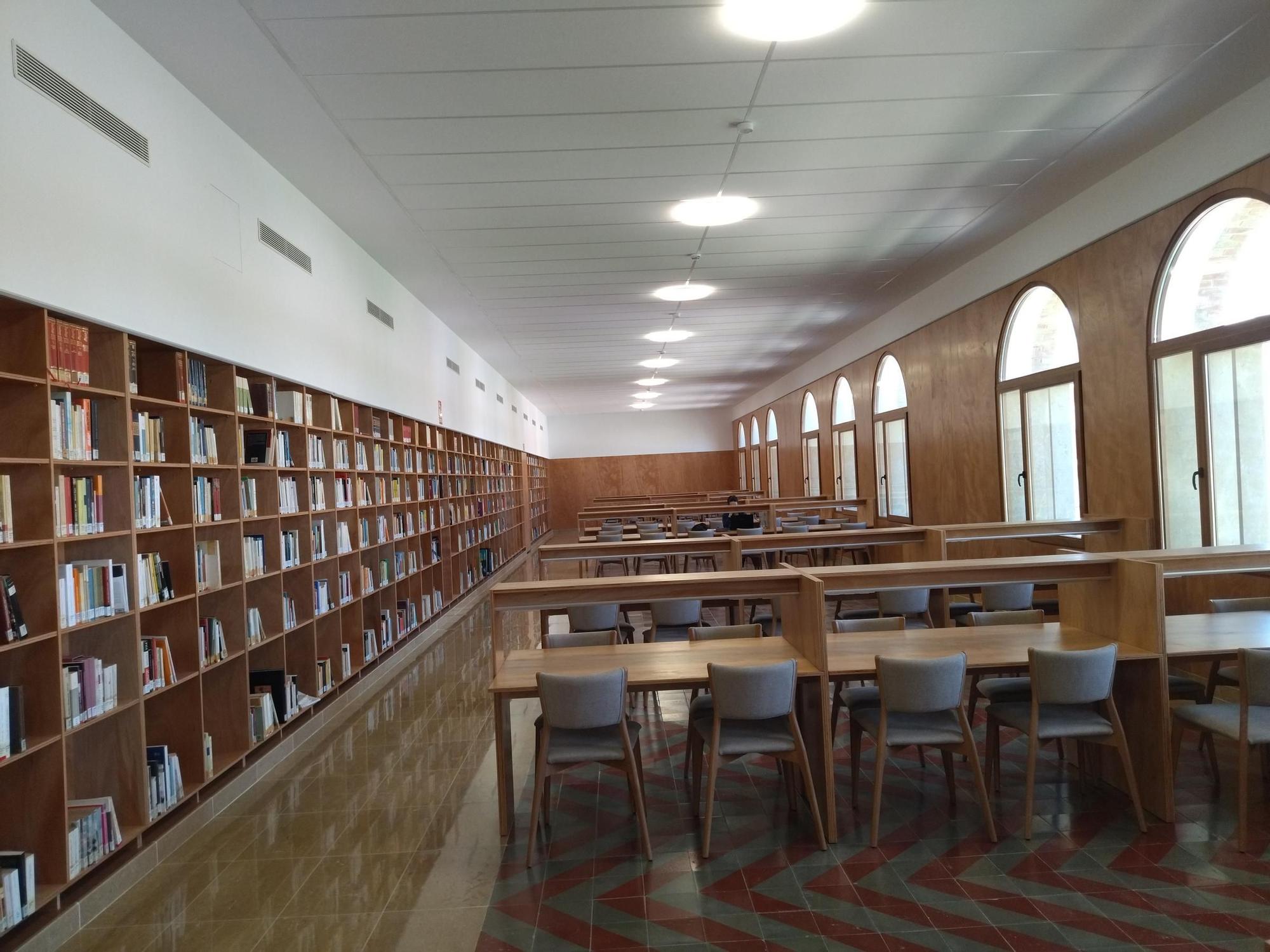 Historia, libros y recuerdos: la magnífica biblioteca Carmen Alemany de Pego (imágenes)