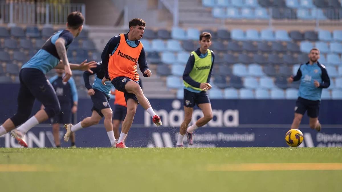 Imagen del entrenamiento de este viernes del Málaga CF, previo a la visita de este sábado al Albacete en el Carlos Belmonte.