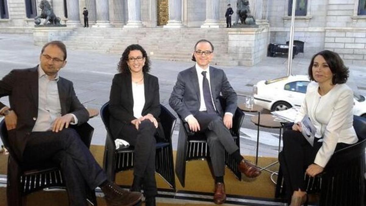 Joan Herrera, Marta Rovira y Jordi Turull, esta mañana, ante el Congreso, durante una entrevista en 'Els matins' de TV-3.