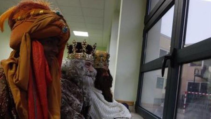 Los Reyes Magos observa como llueve