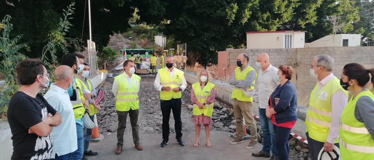 El alcalde y el concejal de Infraestructuras visitan las obras en el viejo puente de San Andrés junto a técnicos y vecinos.