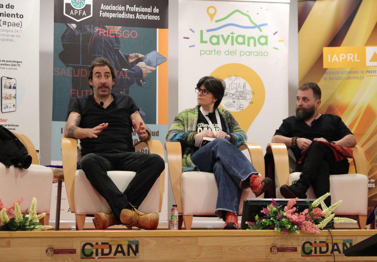 Por la izquierda Manu Brabo, Barbara Alonso, y Álex Zapico, durante la charla. | A. VELASCO