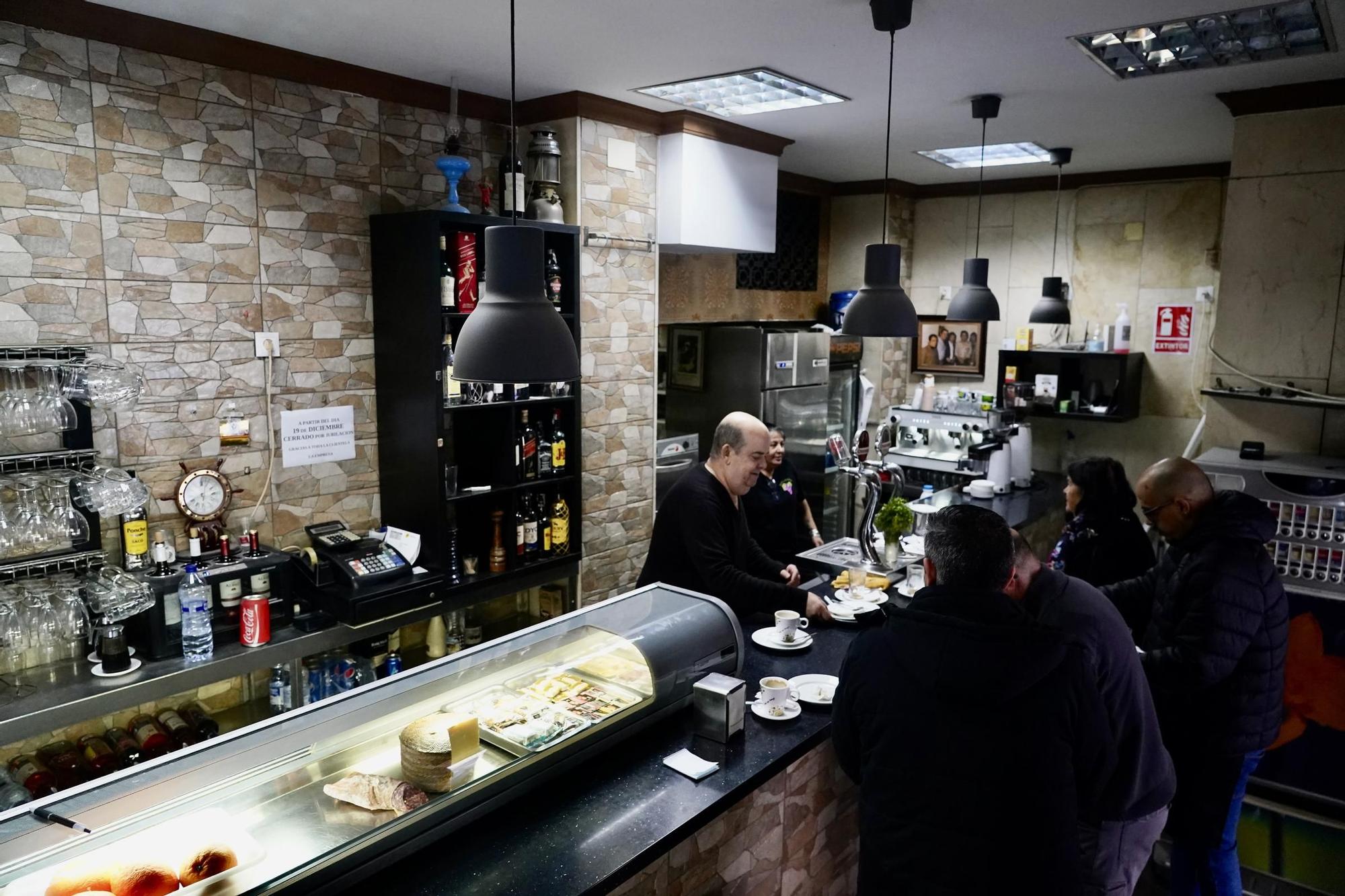 El Racimo sirve sus últimos desayunos tras un siglo de historia