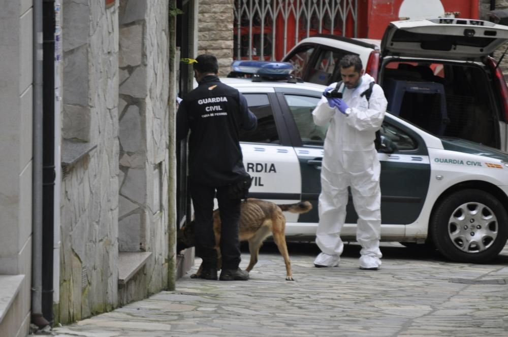 Registro, en Navia, de la vivienda de Javier Ledo, presunto asesino de Paz Fernández en el crimen del embalse de Arbón.