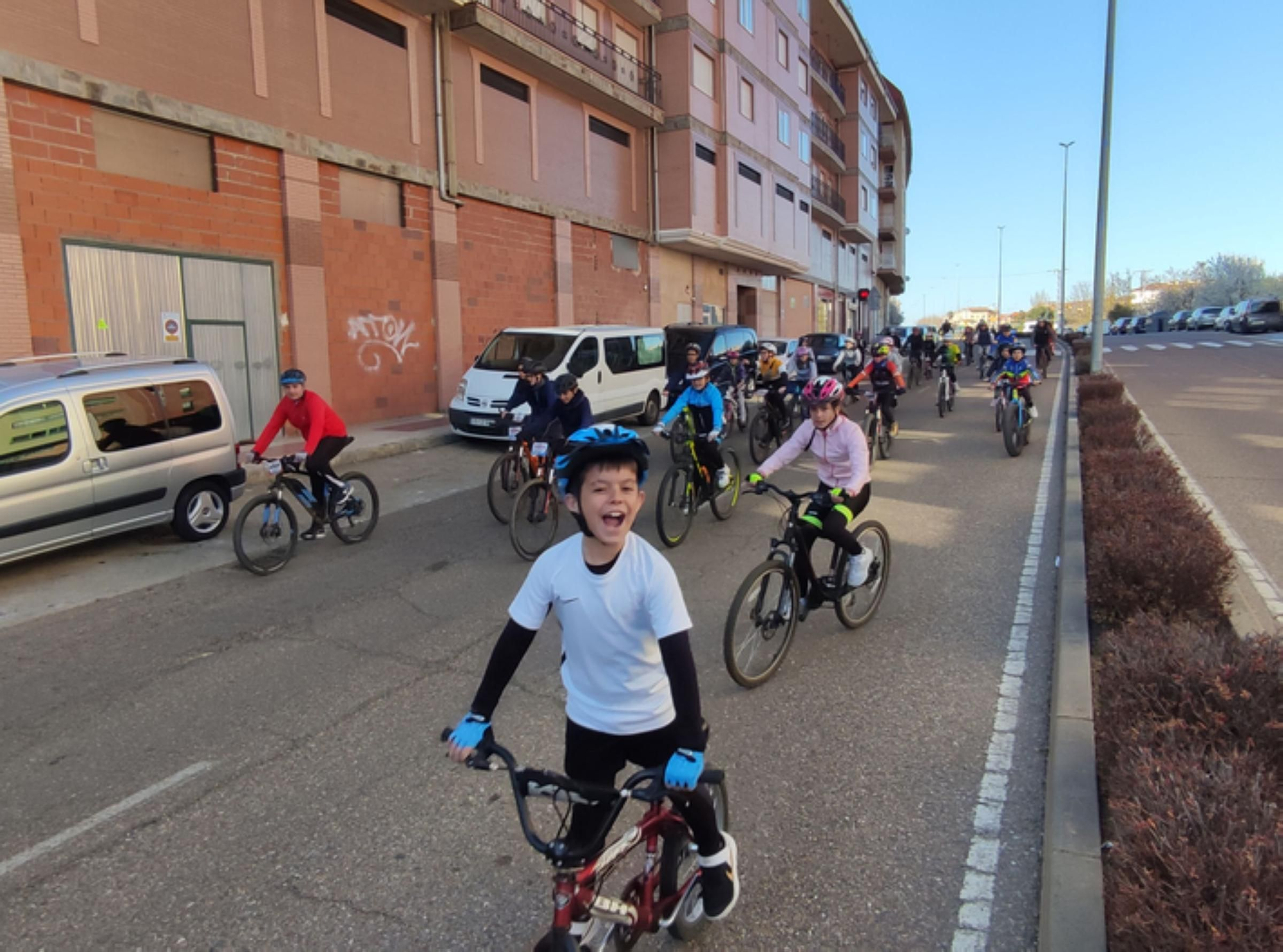 Así de bien lo pasan en la IV Marcha Cicloturista, del colegio San Vicente de Paúl de Benavente