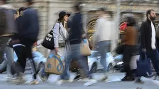 De los 1.260 euros de un chino a los 320 de un francés: ¿cuánto gastan los turistas cuando van de compras?