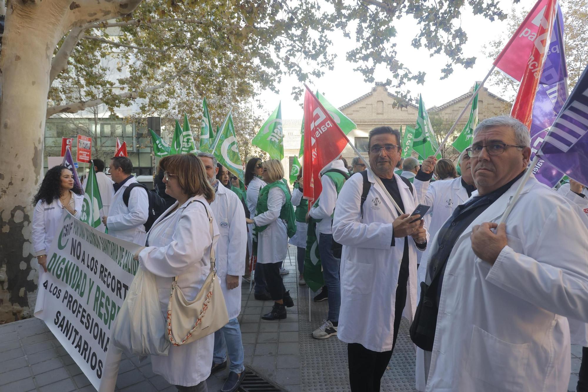 Protesta de los sanitarios valencianos frente a la conselleria