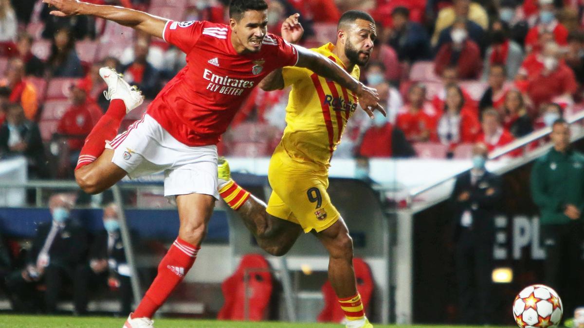 Lucas Verissimo y Memphis Depay durante un partido de la Champions.