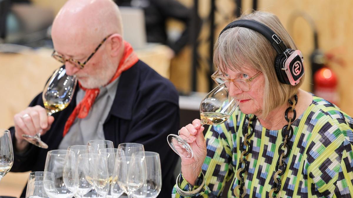 Jancis Robinson y su marido, Nicholas Lander, durante la cata comentada en la Barcelona Wine Week 2026 de algunos de los vinos españoles que han marcado tendencia en las últimas décadas.