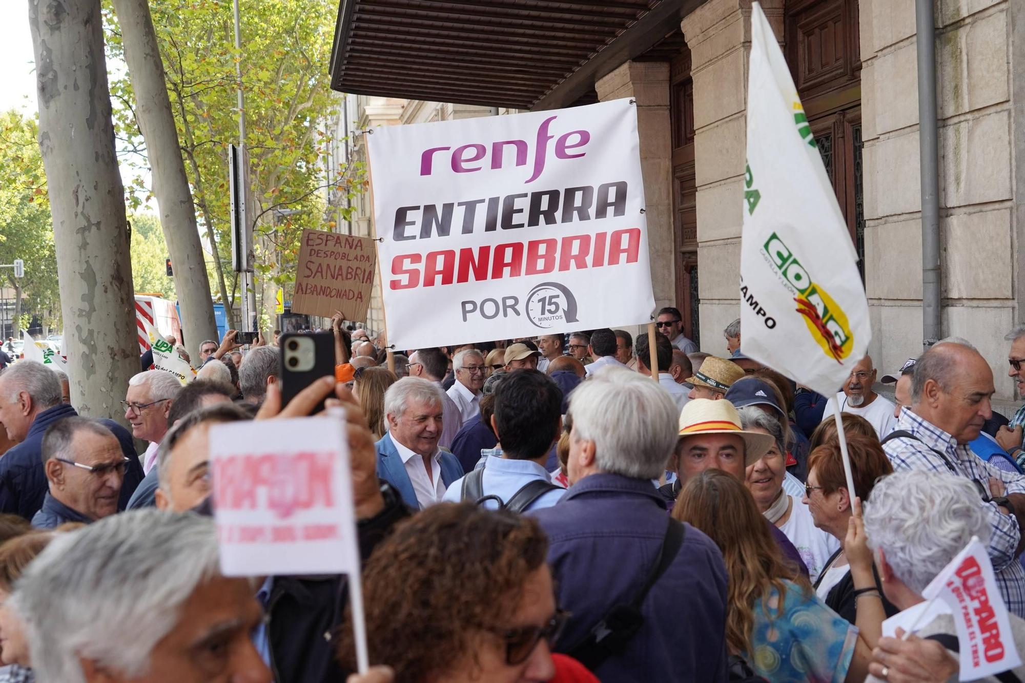 Manifestación por el AVE de Sanabria en Madrid: protesta por el tren a las puertas de Renfe