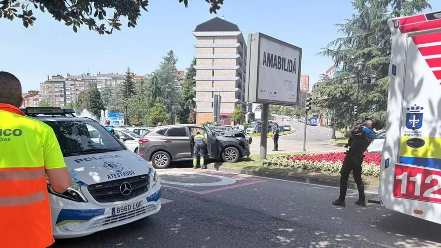 VÍDEO: Grave accidente en la plaza de Castilla de Oviedo tras chocar con un vehículo y un valla publicitaria