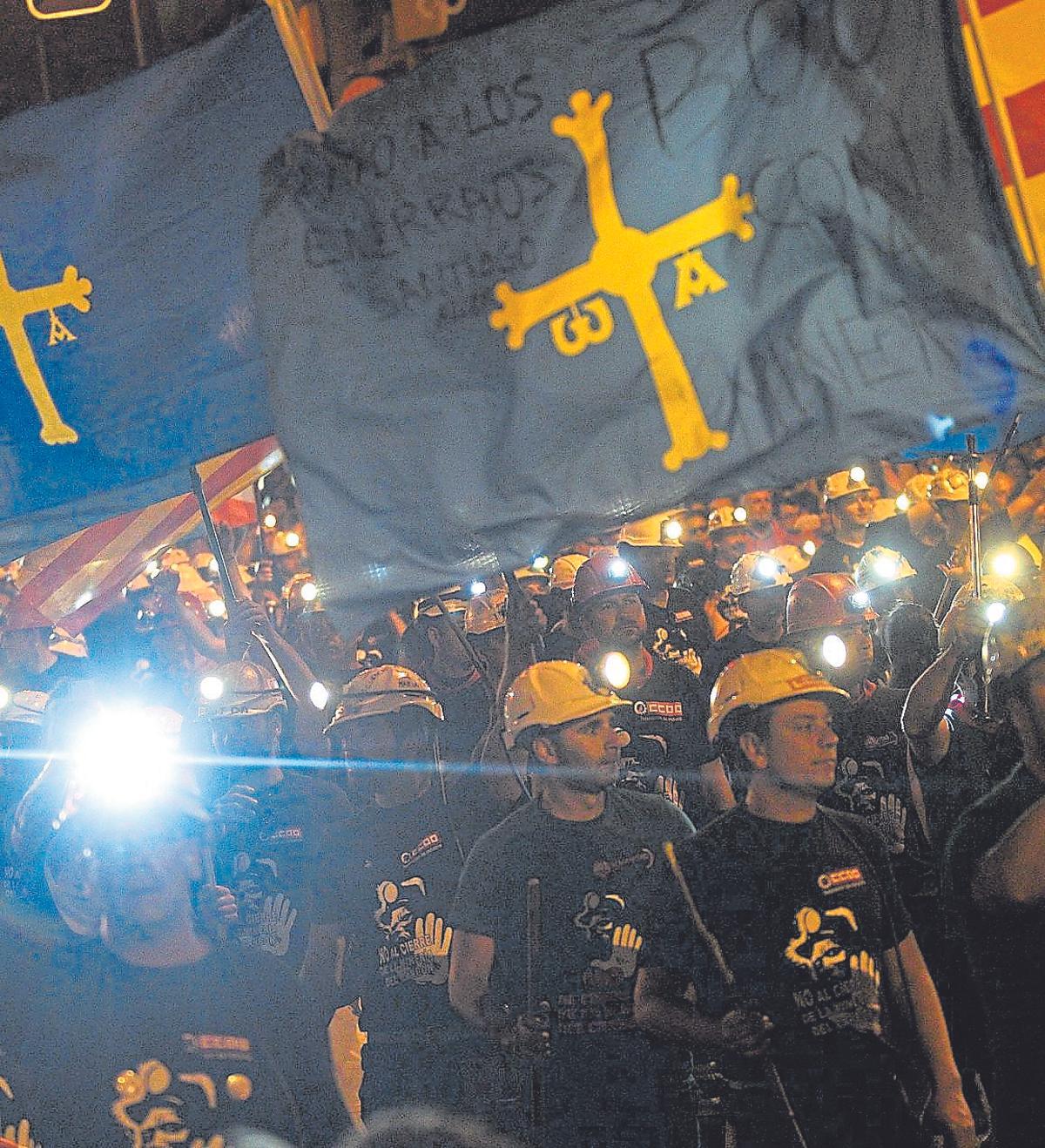Mineros participantes en la "marcha del carbón", manifestándose por las calles de Madrid el 10 de julio de 2012
