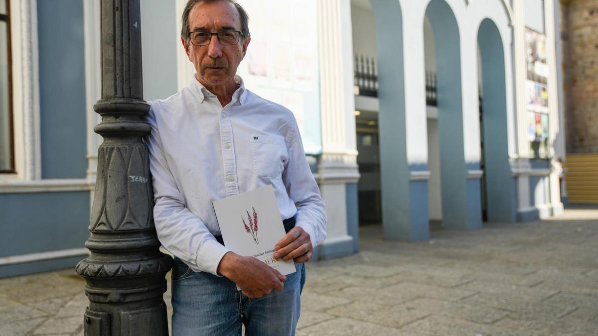 El poeta Tomás Sánchez Santiago.
