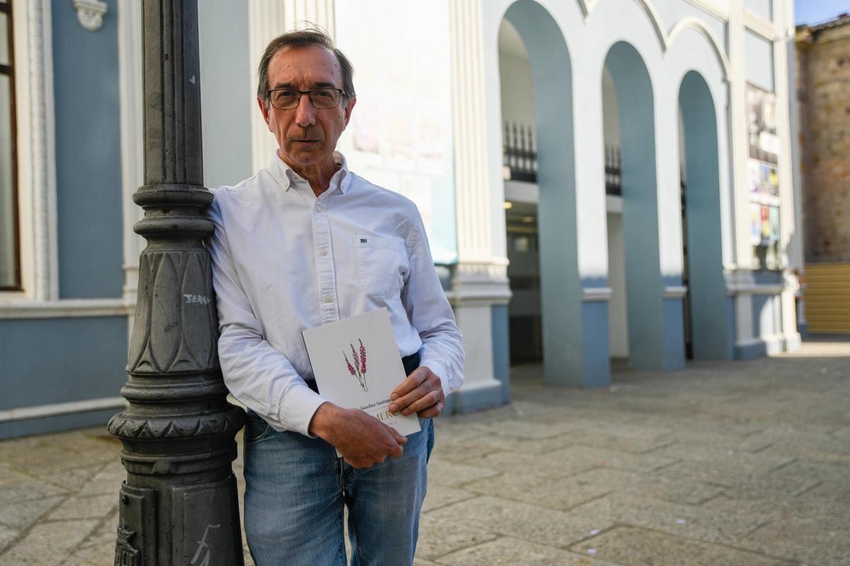 El poeta Tomás Sánchez Santiago.