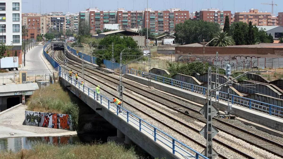 El túnel de Serrería, atraviesa los barrios del Cabanyal y el Grao y sale a la altura de la calle Ibiza y el cementerio del Grao.