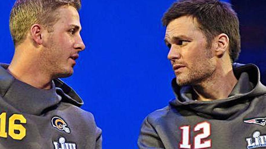 Jared Goff, de 24 anys, i Tom Brady, de 41, els dos quarterbacks