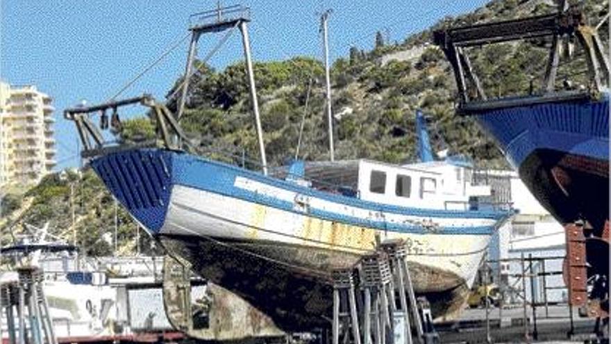 El Gandía-Pineda, en el varadero Belliure, donde se comprobaron los graves daños en su casco.