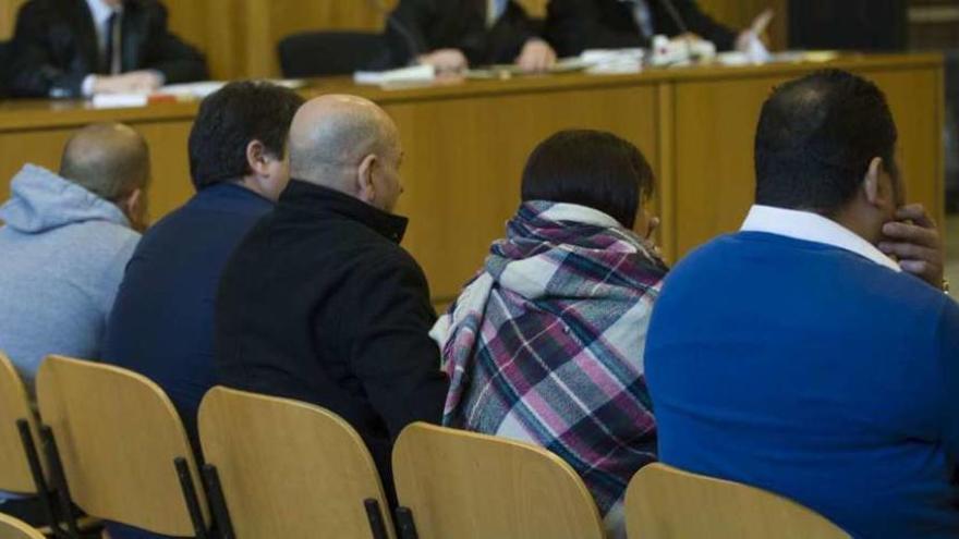 Los procesados, ayer, en el banquillo de los acusados de la Audiencia Provincial de A Coruña.