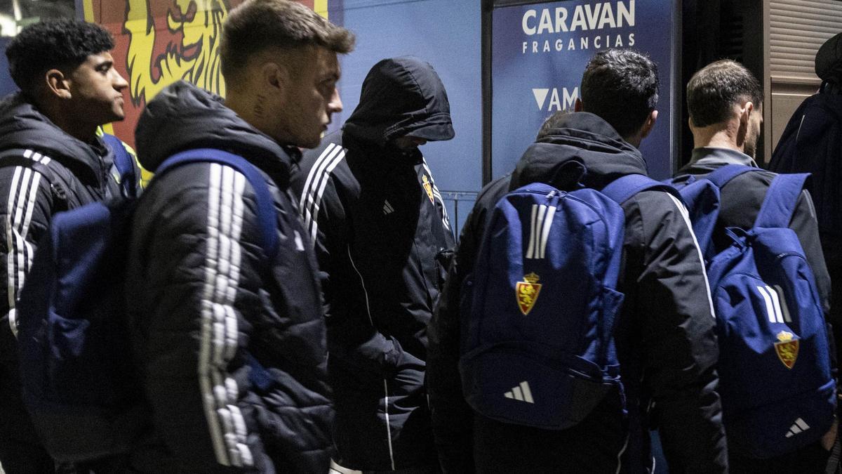 Ramírez, encapuchado, antes de subirse al autobús en el aeropuerto de Zaragoza