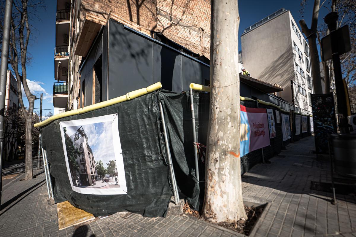 Operarios y voluntarios avanzan en los trabajos de construcción de WikiHousing, un innovador proyecto de vivienda colaborativa ubicado en un solar municipal del barrio de Poble-sec. Barcelona, 3 de febrero de 2026.