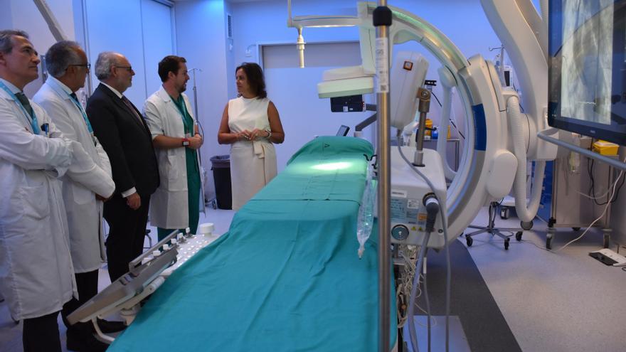 La consejera de Salud y Consumo de la Junta de Andalucía, Catalina García, visita nueva sala del servicio de Cardiología del Hospital Regional Universitario de Málaga.