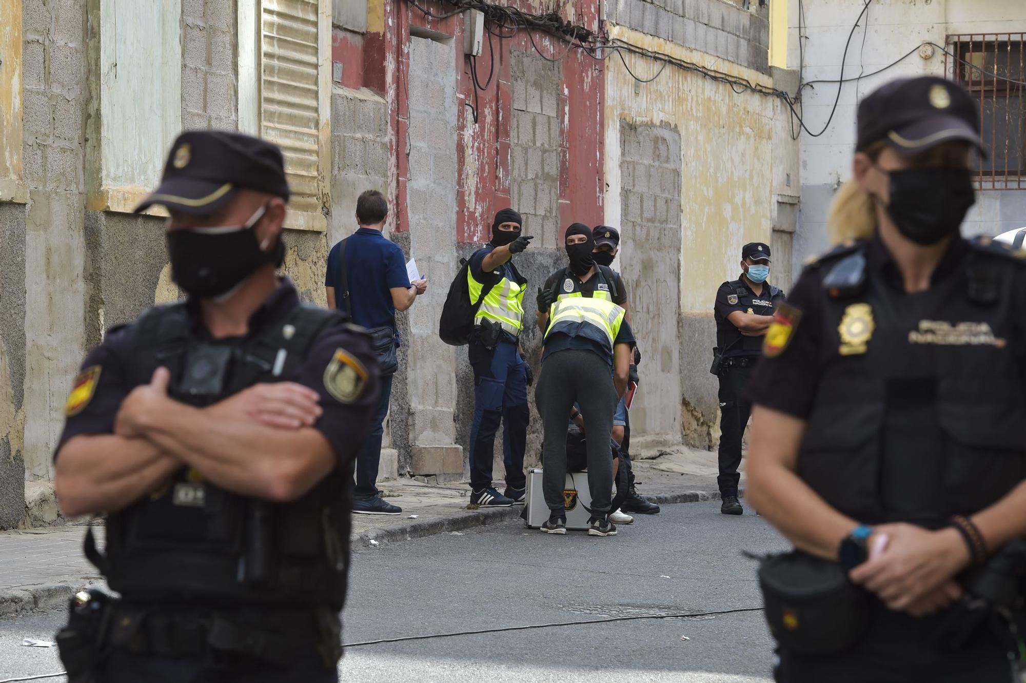 Intervenciones policiales en las calles Andamana y Sanzofé en La Isleta para erradicar puntos de venta de droga (26/08/2021)