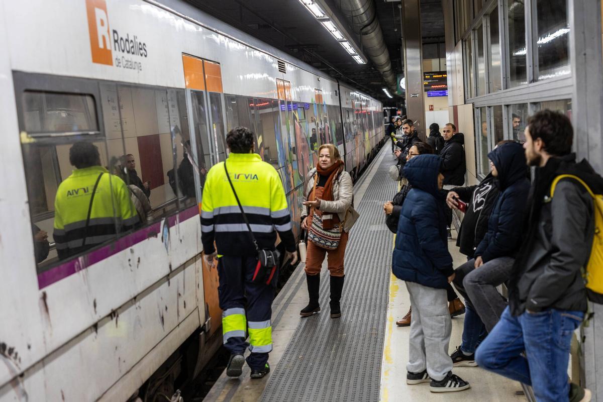 Un tren de Rodalies en la estación de Sants, en Barcelona.