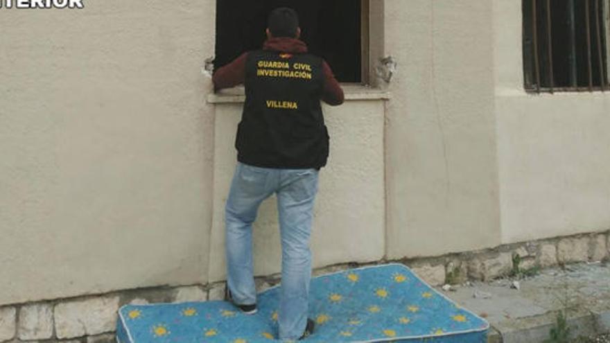 La ayuda de un testigo permite detener a dos hombres por 18 robos en casas de Villena