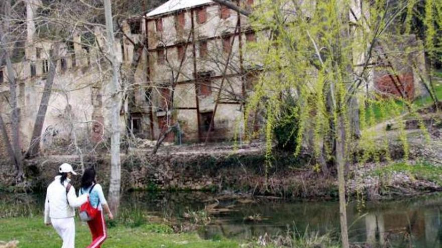 Imagen de un molino de papel en Banyeres junto al río Vinalopó.