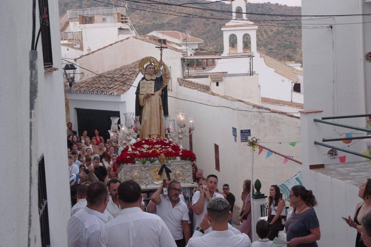Las calles de Olías vivieron la procesión de San Vicente Ferrer, una cita en la que sus vecinos rindieron culto a su patrón por las estrechas calles del núcleo. Las calles de Olías vivieron la procesión de San Vicente Ferrer, una cita en la que sus vecinos rindieron culto a su patrón por las estrechas calles del núcleo.
