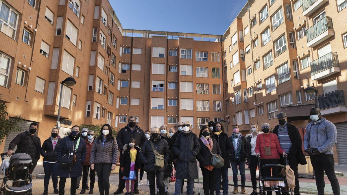 Decenas de vecinos de un bloque de viviendas afectados por la Sareb en Alfafar.