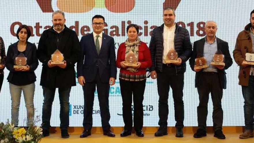 A representante da queixería de Cobideza (2ª pola esquerda) e os meleiros de Lalín (5ª e 6º), onte, na entrega de premios en Santiago.