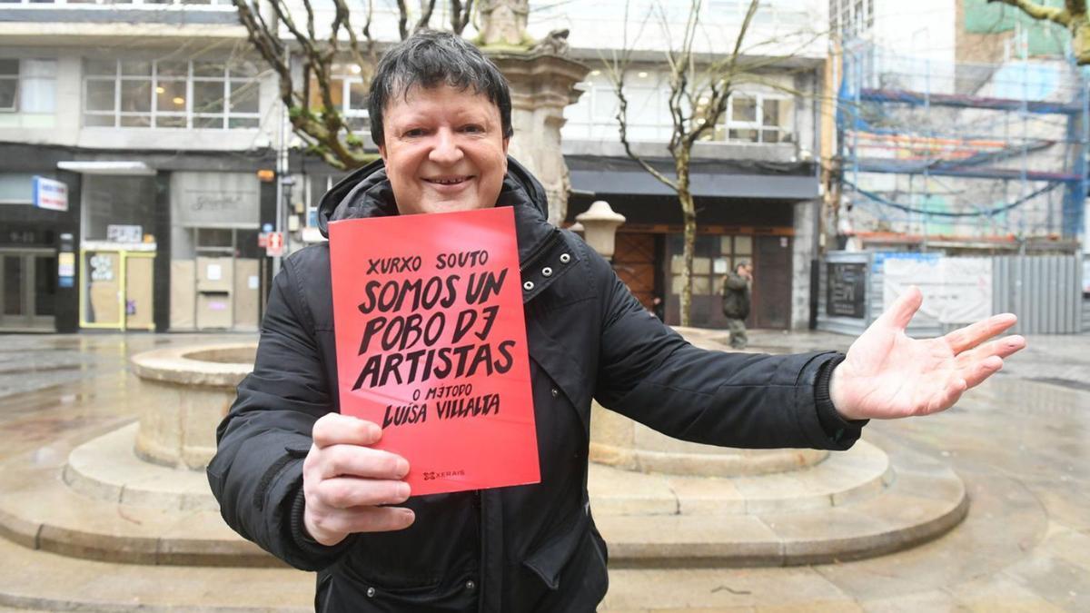Xurxo Souto, co seu libro ‘Somos un pobo de artistas. O método Luísa Villalta’ | // CARLOS PARDELLAS