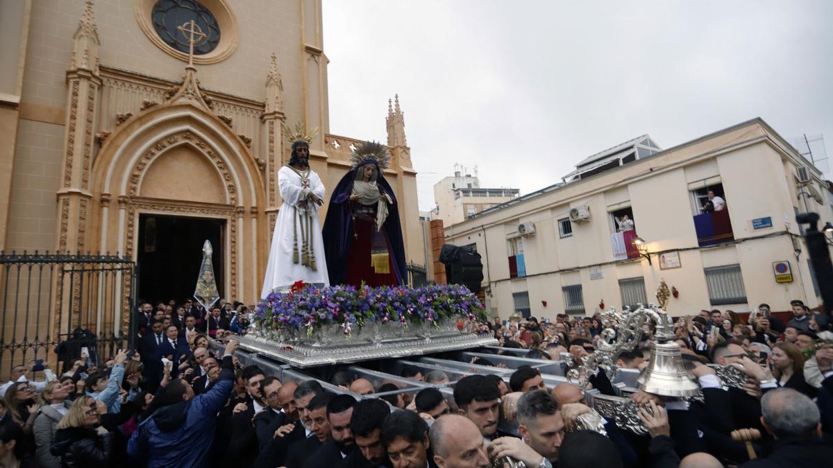 La lluvia irrumpió el pasado sábado durante el traslado de Nuestro Padre Cautivo y María de la O.