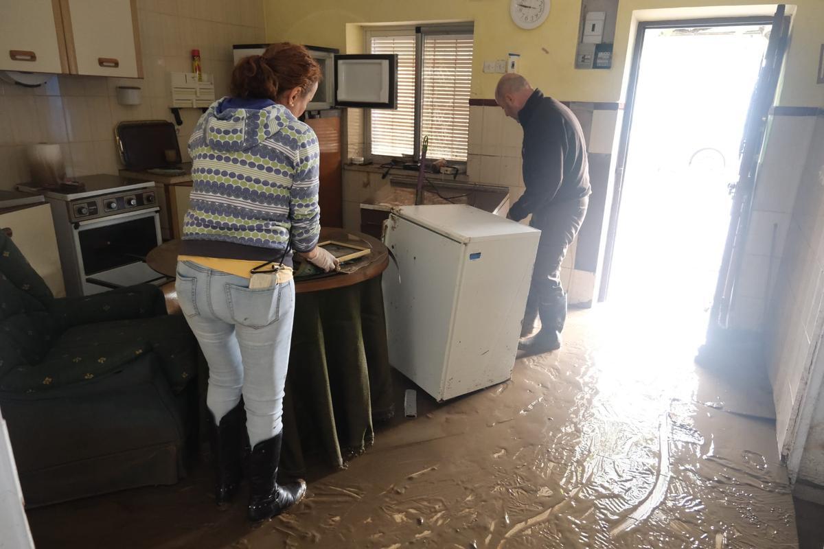 Interior de una de las viviendas, llena de barro.