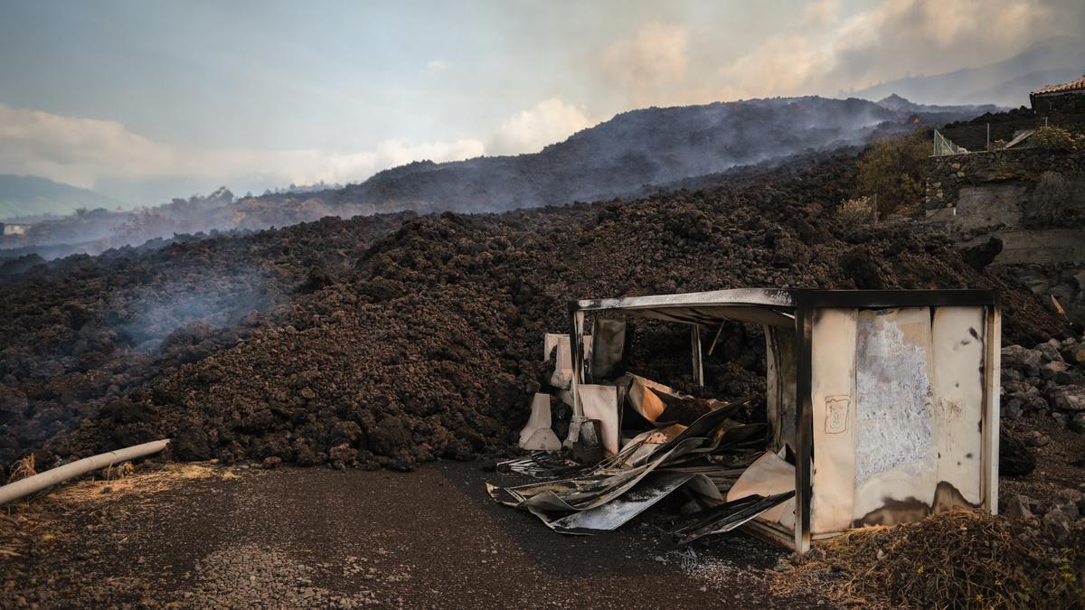 Avance de la lava del volcán de La Palma hacia el mar.