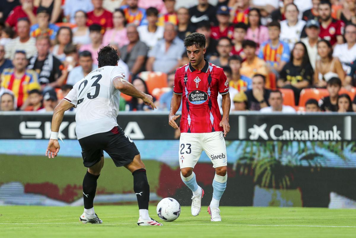 Hugo Alvarez of RC Celta de Vigo in action during the Spanish league, LaLiga EA Sports, football match played between Valencia CF and RC Celta de Vigo at Mestalla stadium on August 22, 2026, in Valencia, Spain. AFP7 22/08/2026 ONLY FOR USE IN SPAIN. Ivan Terron / AFP7 / Europa Press;2026;Soccer;Sport;ZSOCCER;ZSPORT;Valencia CF v RC Celta de Vigo - LaLiga EA Sports;