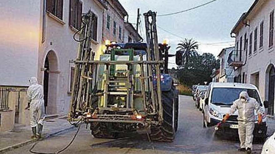 Desinfección cada semana a cargo de voluntarios en el Pla de Sant Jordi