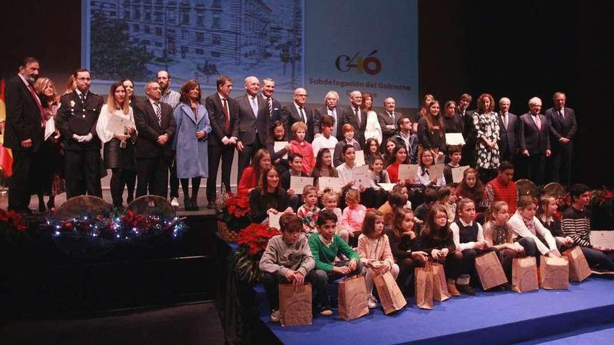 Foto de familia de los premiados y las autoridades, al término del acto de la Constitución, ayer en el Auditorio de Ourense. // Iñaki Osorio