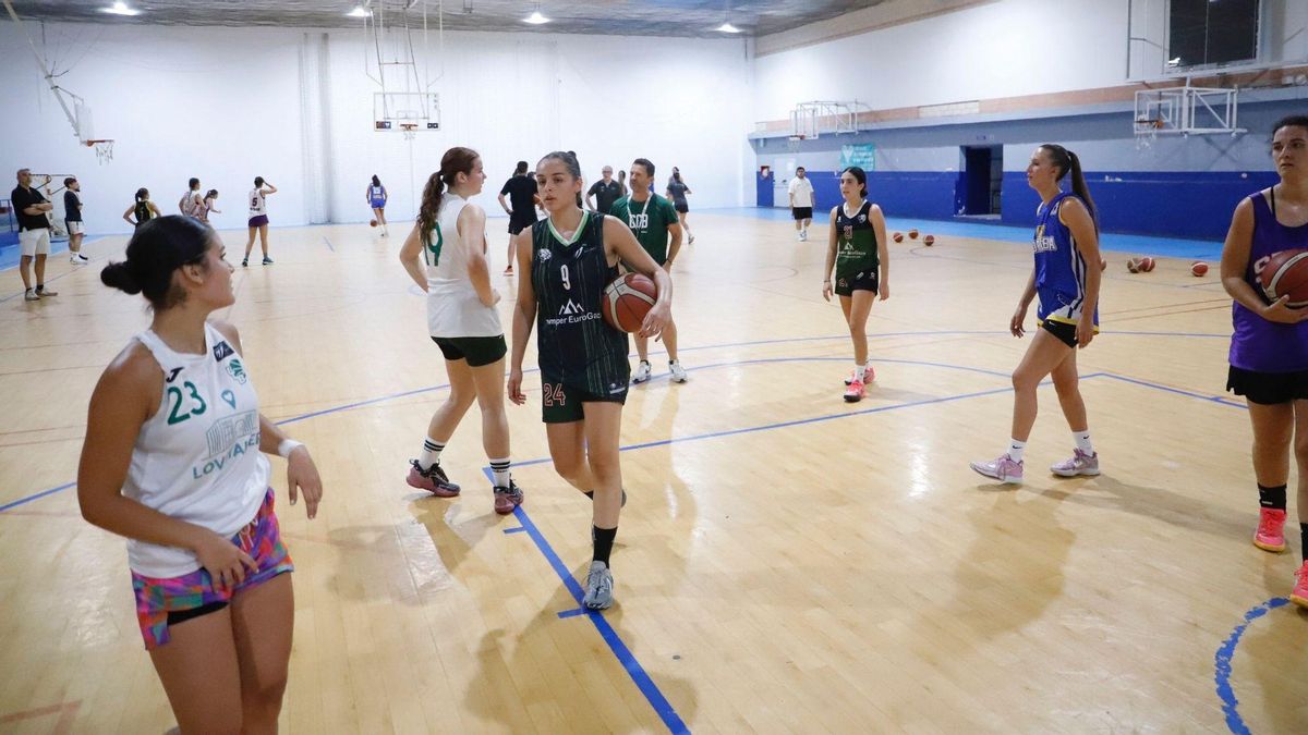 Entrenamiento del equipo femenino del Coto Córdoba en Maristas.