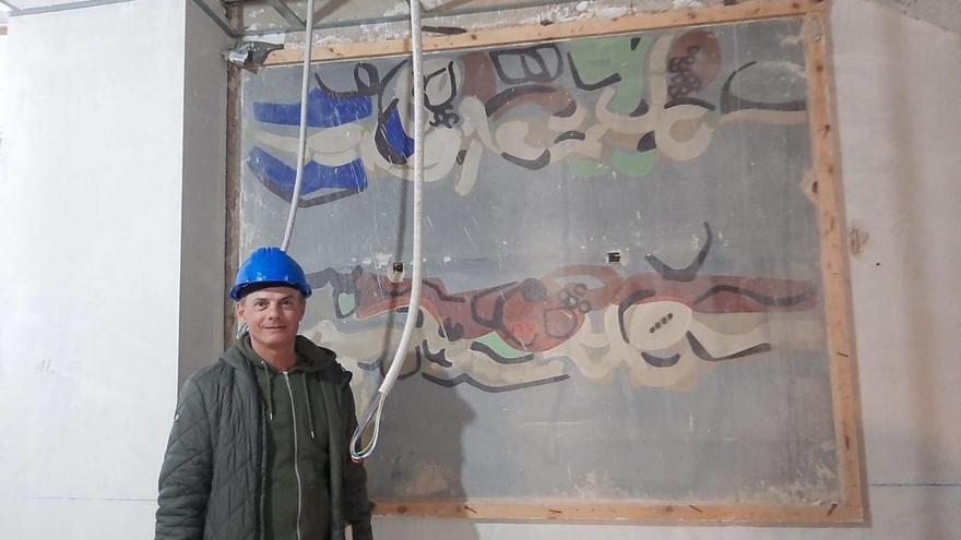 La obra de la escuelina de la Pola saca a la luz un segundo mural de Antonio Suárez