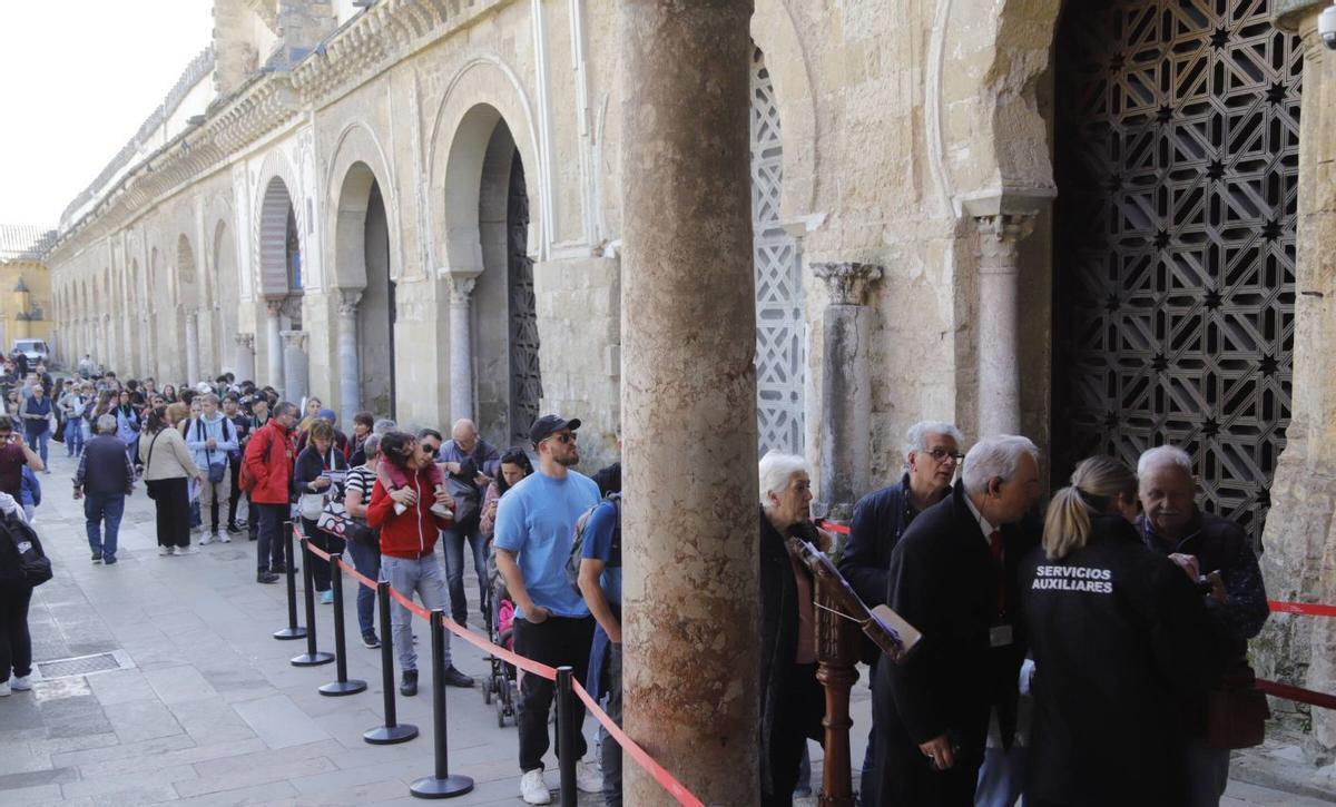 Turistas hacen cola para acceder a la Mezquita-Catedral, en una imagen reciente.  | A.J. GONZÁLEZ
